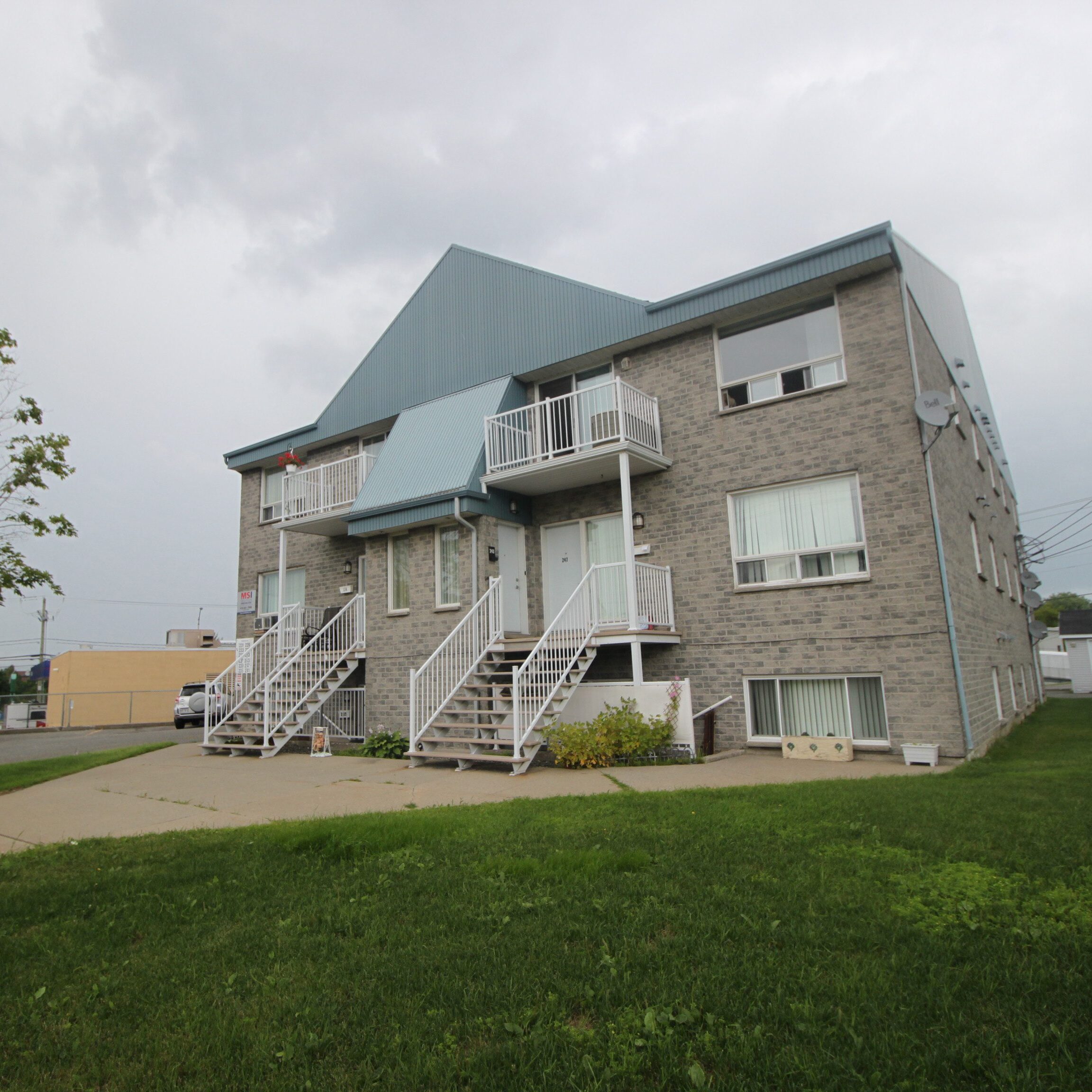 241 Monseigneur-Bourget